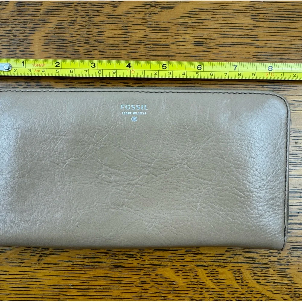 Fossil Beige Zippered Bifold Leather Wallet Wristlet‎ Clutch